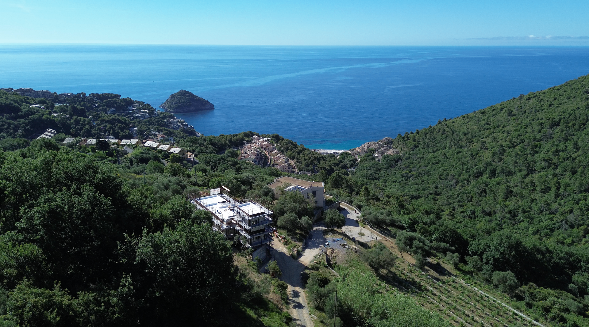 Valle del Bosco — vista aerea della proprietà immersa nel bosco con il mare di Bergeggi